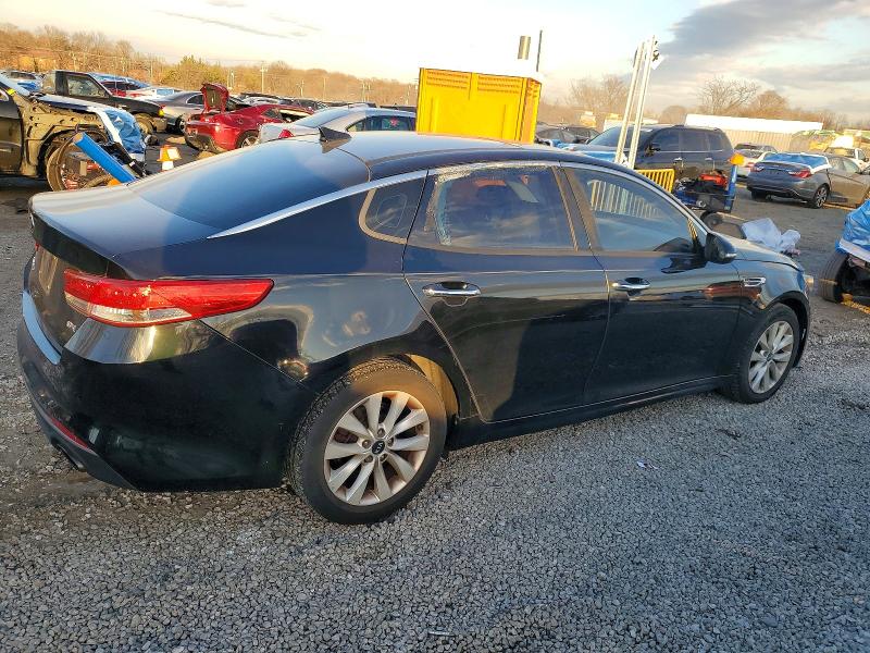 Foto 3 de la subasta – 2016 KIA OPTIMA EX con VIN 5XXGU4L37GG008573