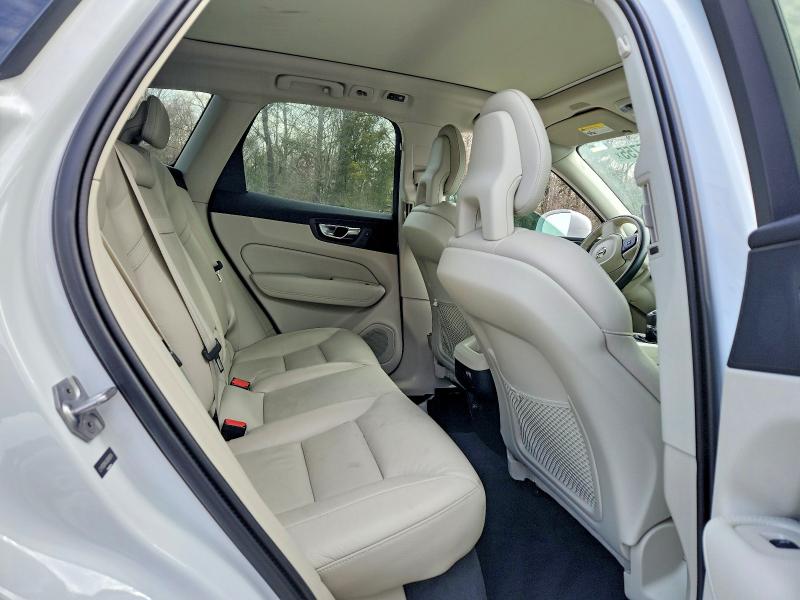 Photo 11 from auction – 2018 VOLVO XC60 T5 with VIN LYV102RK6JB069834