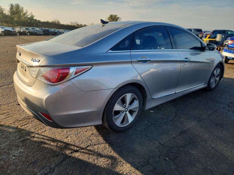 Photo 3 from auction – 2011 HYUNDAI SONATA HYB with VIN KMHEC4A4XBA016897