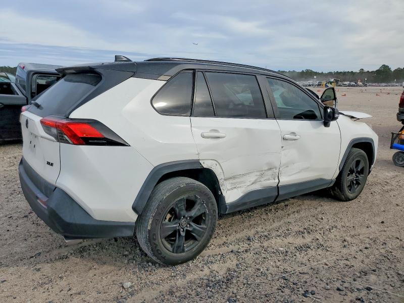 Photo 3 from auction – 2019 TOYOTA RAV4 XLE with VIN JTMW1RFV0KD033106