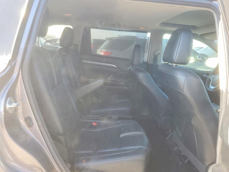 Photo 11 from auction – 2018 TOYOTA HIGHLANDER with VIN 5TDKZRFH2JS535006