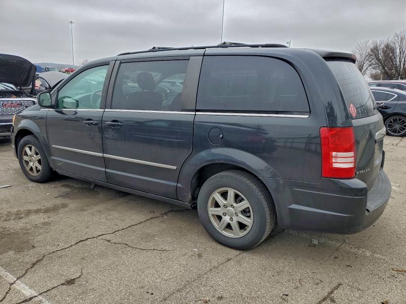 Photo 2 from auction – 2010 CHRYSLER TOWN & COU with VIN 2A4RR5D13AR130255