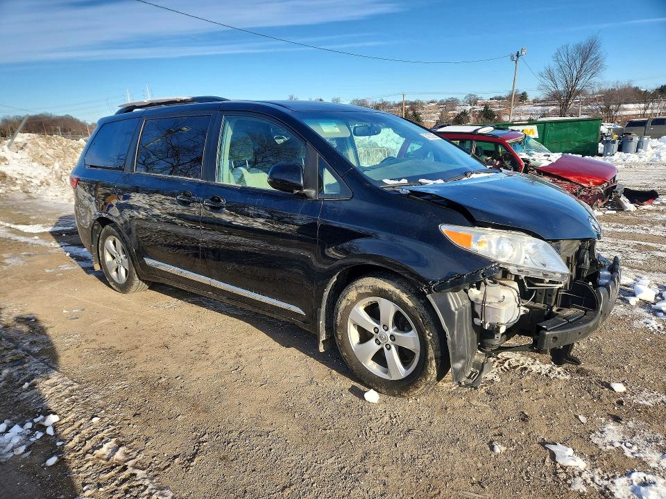 Photo 4 from auction – 2017 TOYOTA SIENNA with VIN 5TDKZ3DC6HS874804