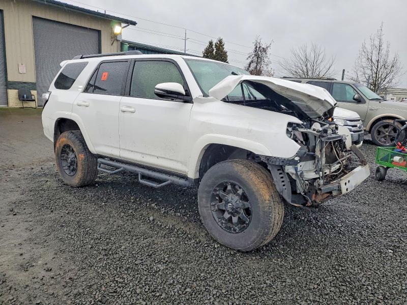 Photo 4 from auction – 2015 TOYOTA 4RUNNER SR with VIN JTEBU5JR7F5260149