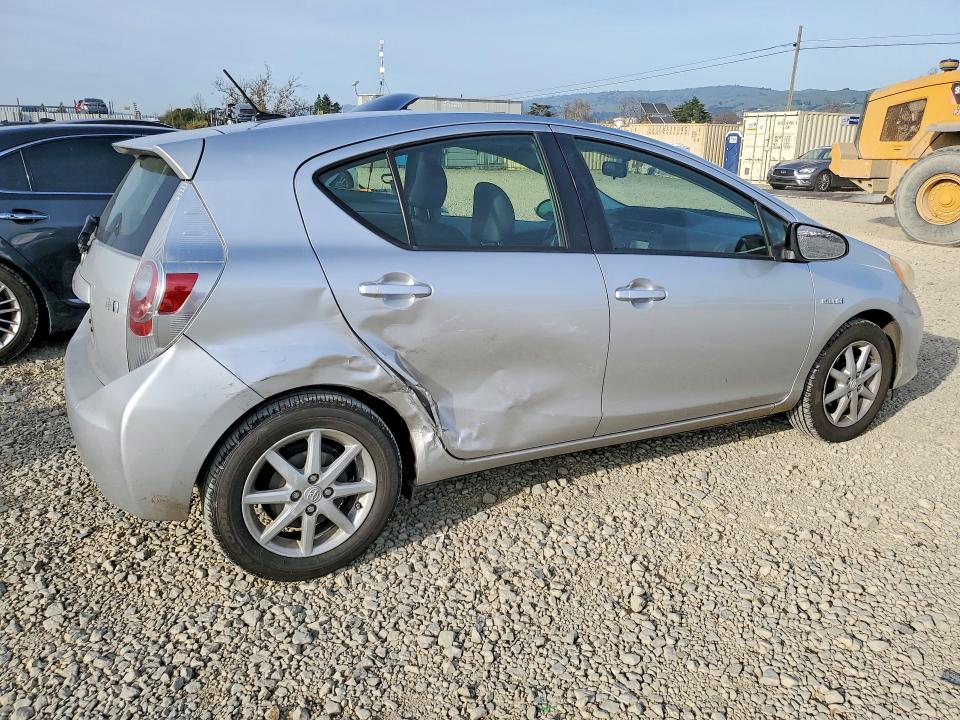 Photo 3 from auction – 2013 TOYOTA PRIUS C with VIN JTDKDTB33D1045858