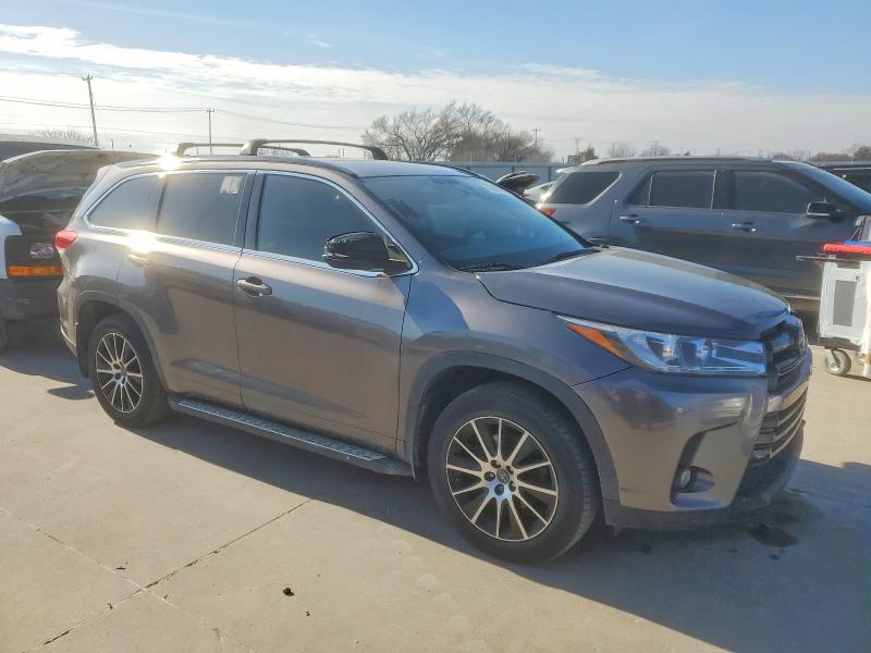Photo 4 from auction – 2018 TOYOTA HIGHLANDER with VIN 5TDKZRFH2JS535006