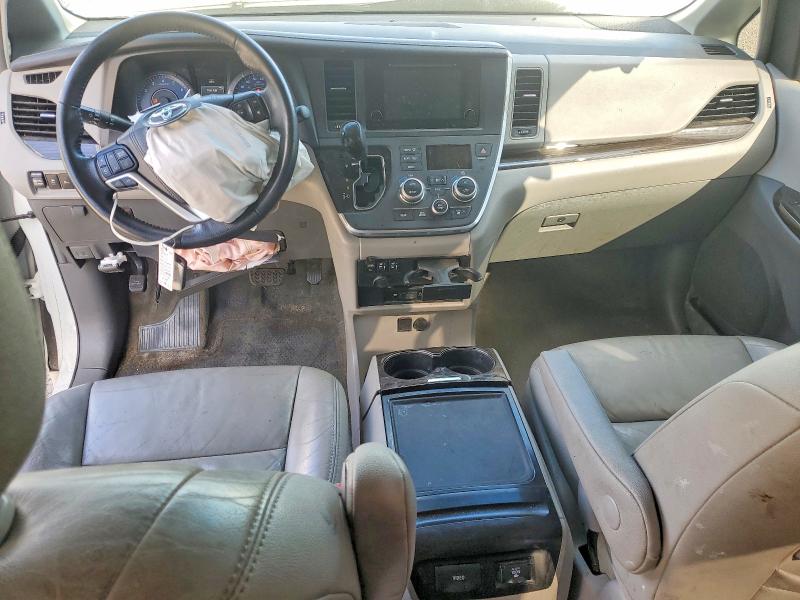 Photo 8 from auction – 2017 TOYOTA SIENNA XLE with VIN 5TDYZ3DC1HS771736