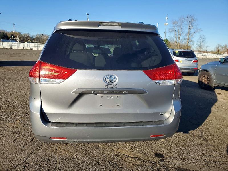 Photo 6 from auction – 2013 TOYOTA SIENNA XLE with VIN 5TDYK3DC6DS336581