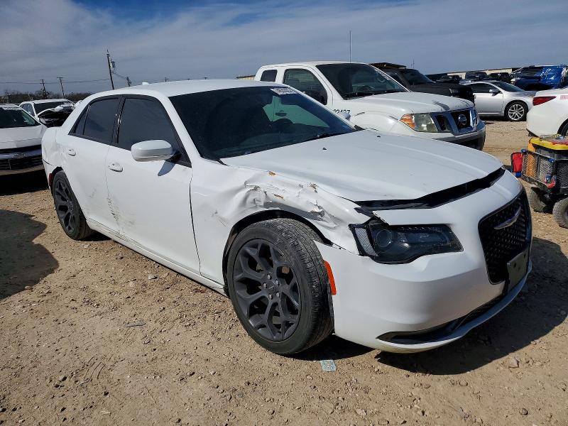 Photo 4 from auction – 2019 CHRYSLER 300 with VIN 2C3CCABG2KH533636