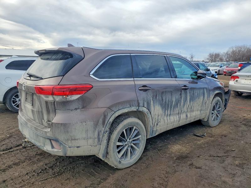 Photo 3 from auction – 2017 TOYOTA HIGHLANDER with VIN 5TDJZRFH9HS447527