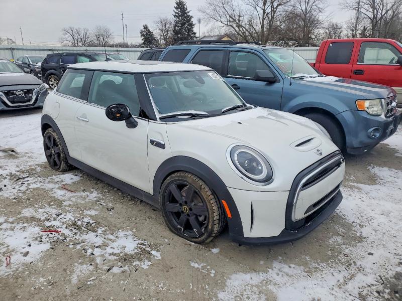Photo 4 from auction – 2024 MINI COOPER SE with VIN WMW13DJ03R2V23738