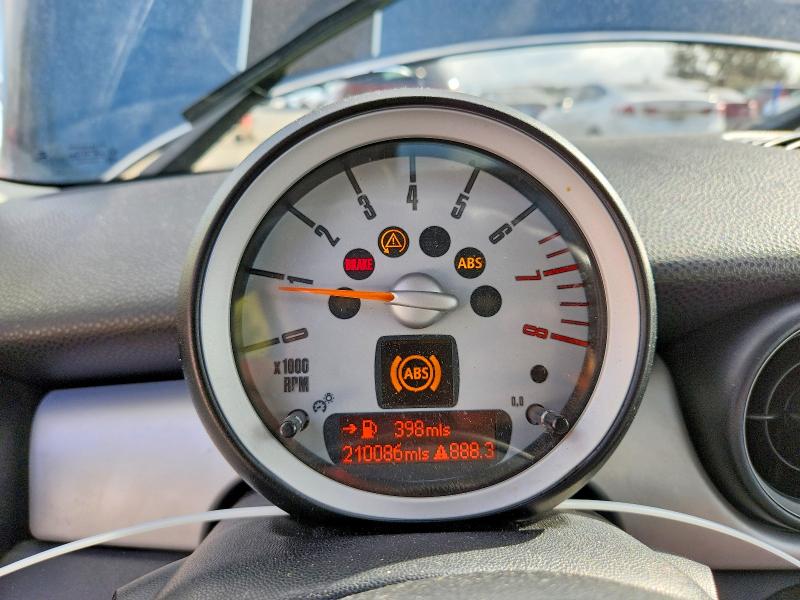 Photo 9 from auction – 2010 MINI COOPER with VIN WMWMF3C51ATU79213