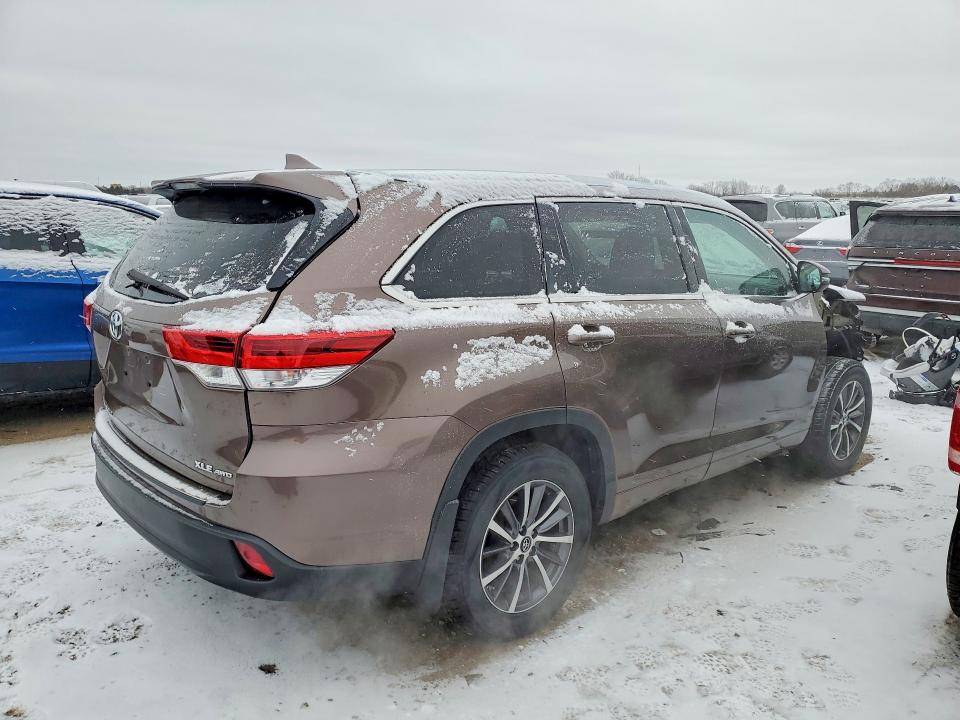 Photo 3 from auction – 2017 TOYOTA HIGHLANDER with VIN 5TDJZRFH4HS359582