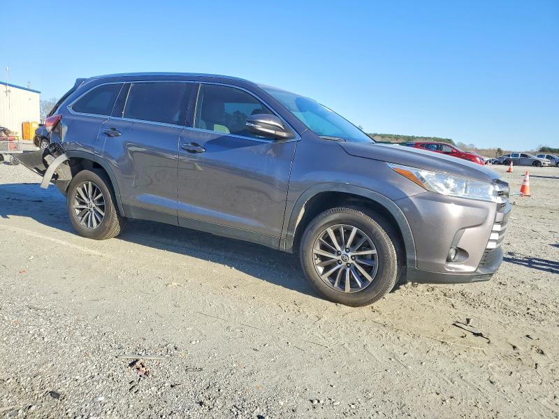 Photo 4 from auction – 2019 TOYOTA HIGHLANDER with VIN 5TDKZRFH5KS573766