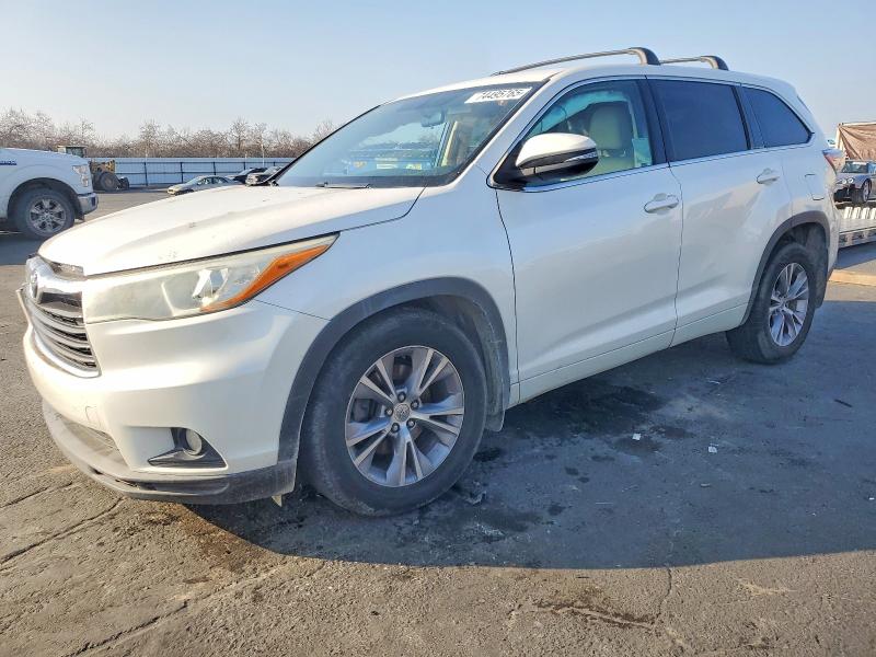 TOYOTA HIGHLANDER 2015 with VIN 5TDBKRFH3FS196753 - Photo from auction