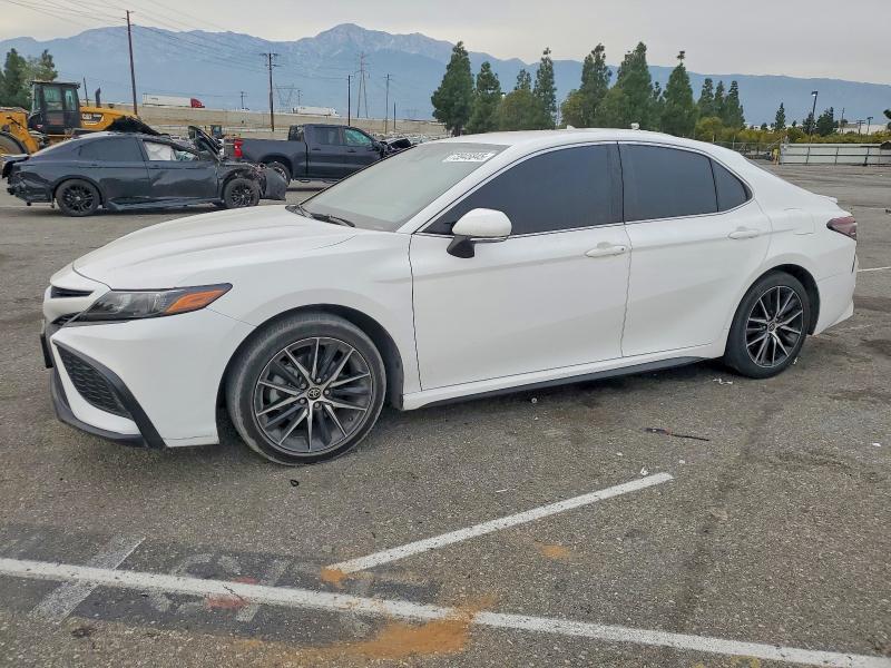 Photo 1 from auction – 2022 TOYOTA CAMRY with VIN 4T1G11AK0NU060180