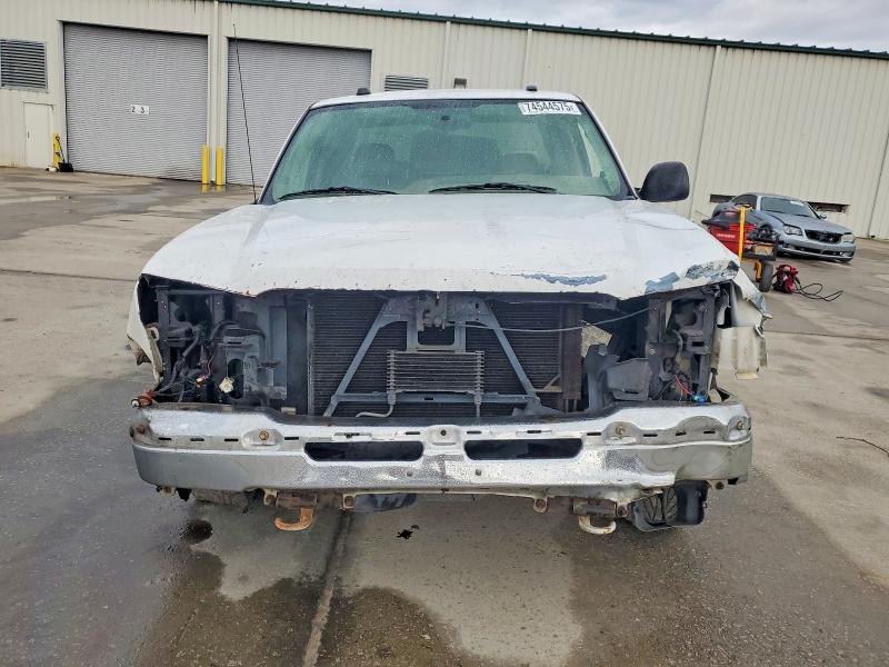 Photo 5 from auction – 2004 CHEVROLET SILVERADO with VIN 2GCEC19TX41191047