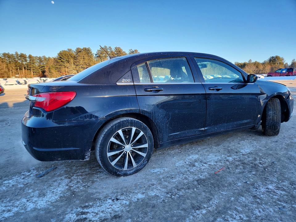 Photo 3 from auction – 2013 CHRYSLER 200 LIMITE with VIN 1C3CCBCG4DN743766