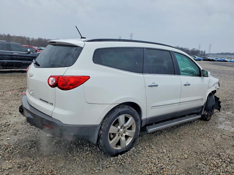 Photo 3 from auction – 2010 CHEVROLET TRAVERSE L with VIN 1GNLRHED8AS134359