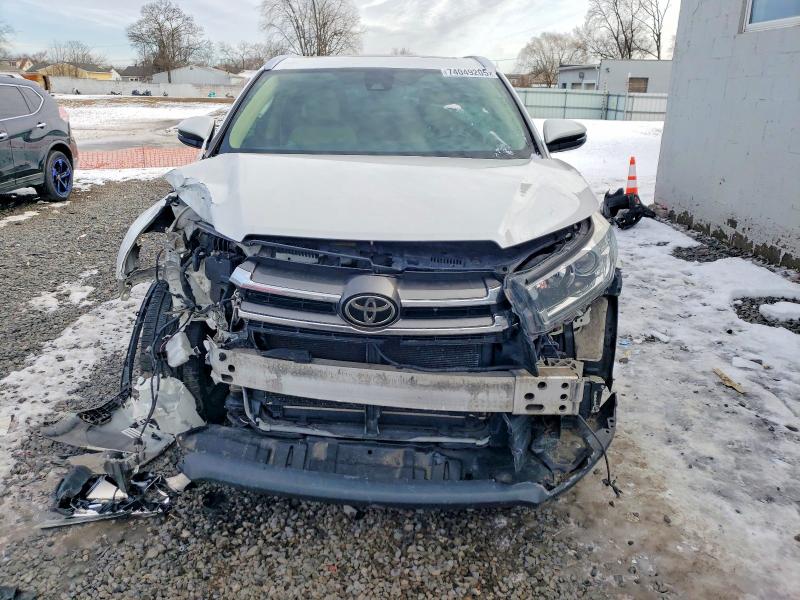 Photo 5 from auction – 2017 TOYOTA HIGHLANDER with VIN 5TDDZRFH5HS413131