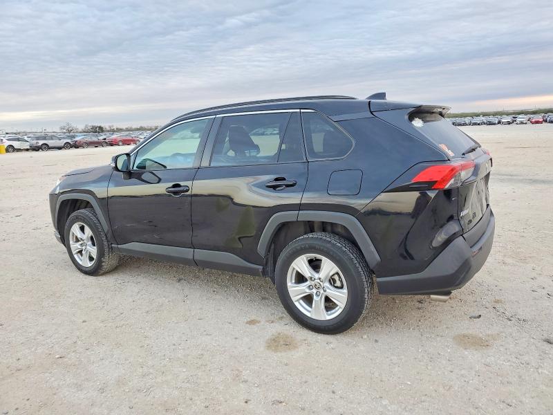Photo 2 from auction – 2021 TOYOTA RAV4 XLE with VIN 2T3P1RFV2MC213408