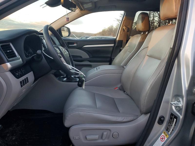Photo 7 from auction – 2017 TOYOTA HIGHLANDER with VIN 5TDJZRFH9HS393422