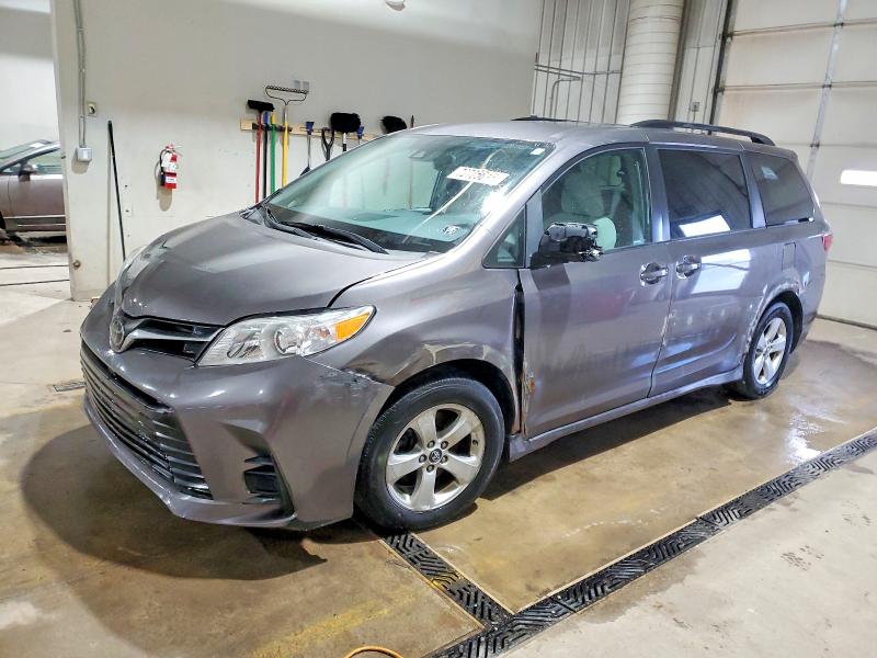 TOYOTA SIENNA LE 2018 with VIN 5TDKZ3DC0JS956209 - Photo from auction