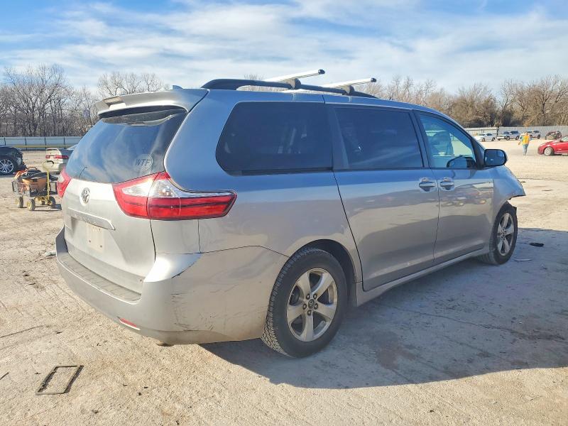 Photo 3 from auction – 2018 TOYOTA SIENNA with VIN 5TDKZ3DC3JS909479