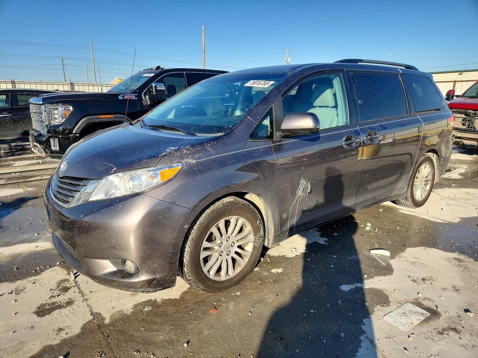 TOYOTA SIENNA 4X4 2013 with VIN 5TDYK3DC6DS352523 - Photo from auction