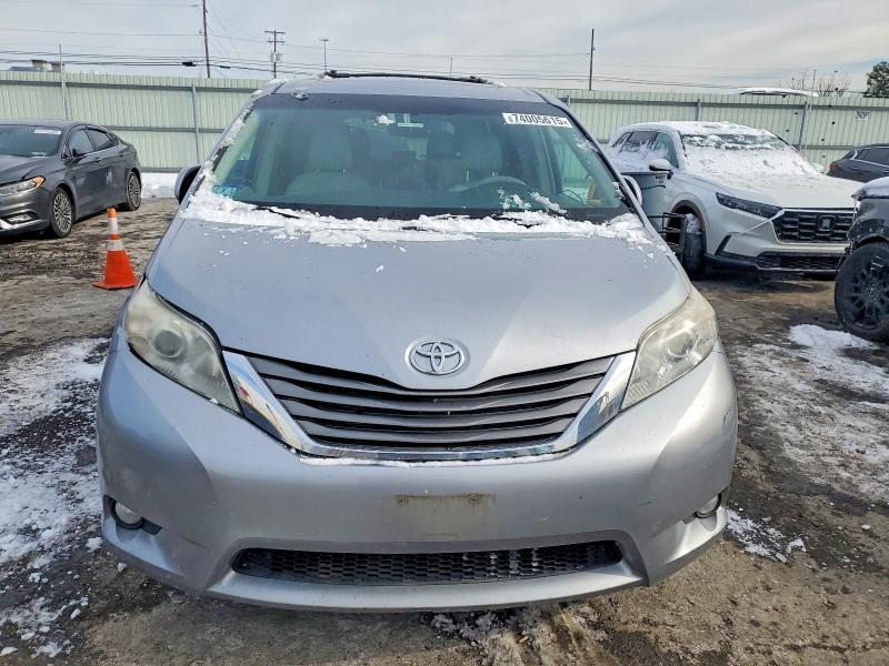 Photo 5 from auction – 2012 TOYOTA SIENNA XLE with VIN 5TDYK3DC1CS240694