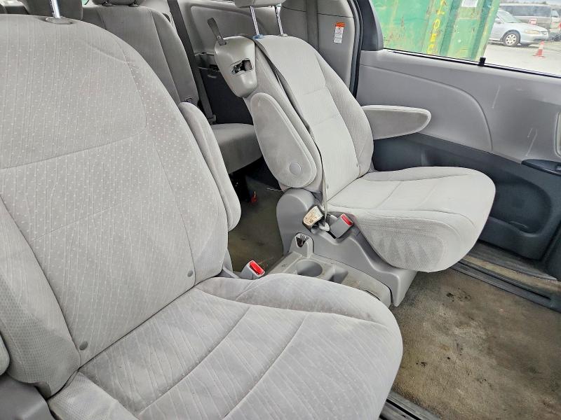 Photo 11 from auction – 2018 TOYOTA SIENNA with VIN 5TDKZ3DC0JS945758