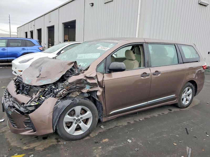 TOYOTA SIENNA L 2018 with VIN 5TDZZ3DCXJS954160 - Photo from auction