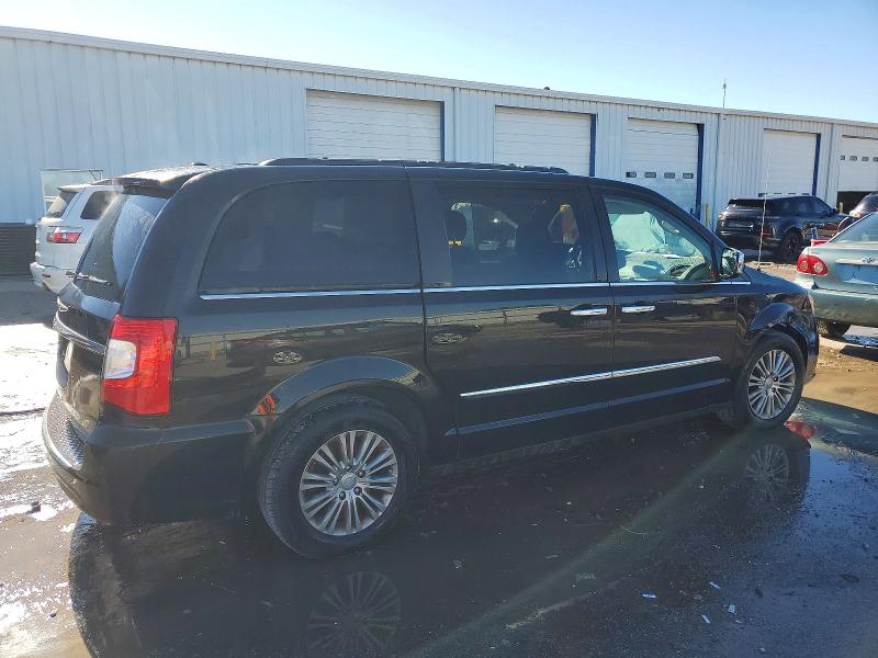 Photo 3 from auction – 2016 CHRYSLER TOWN & COU with VIN 2C4RC1CG2GR232015