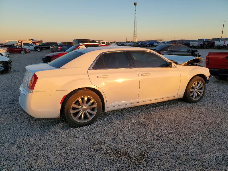Photo 3 from auction – 2016 CHRYSLER 300 LIMITE with VIN 2C3CCARG2GH190906