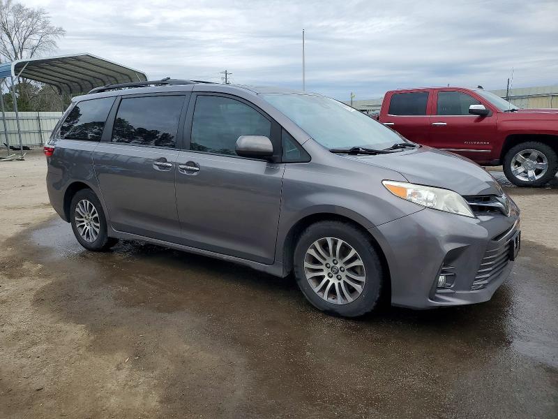 Photo 4 from auction – 2018 TOYOTA SIENNA XLE with VIN 5TDYZ3DC4JS905192