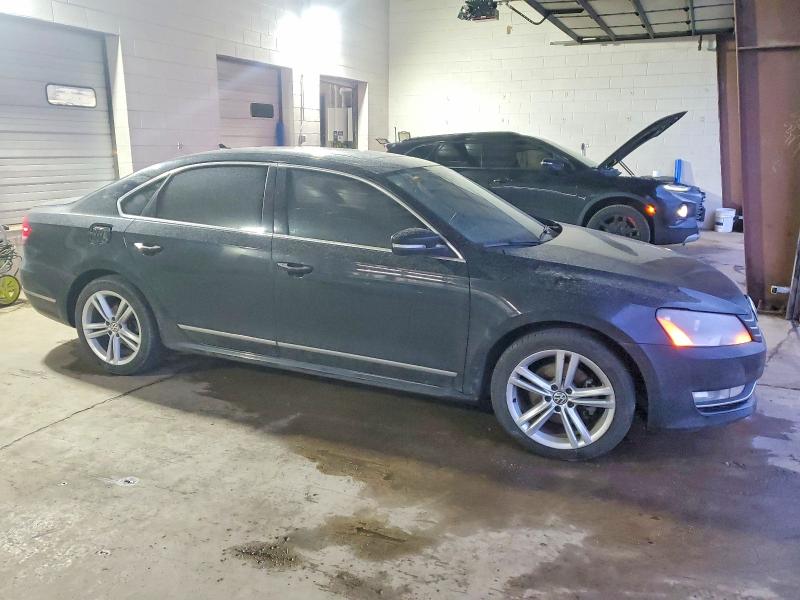 Photo 4 from auction – 2014 VOLKSWAGEN PASSAT SEL with VIN 1VWCT7A31EC011646
