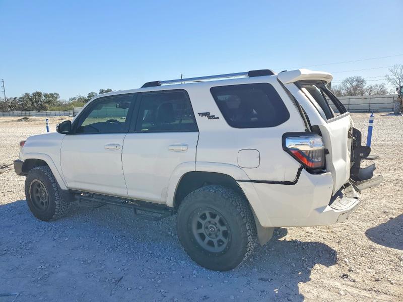Photo 2 from auction – 2018 TOYOTA 4RUNNER SR with VIN JTEBU5JR3J5488691