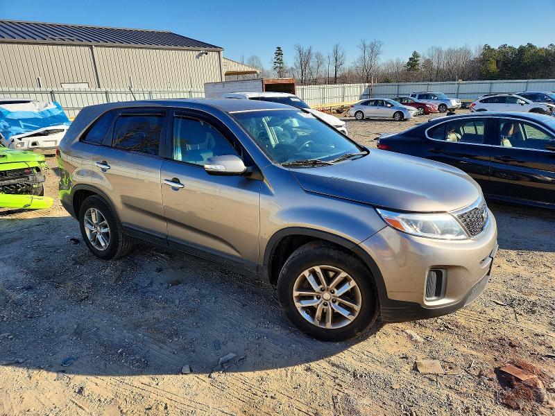 Photo 4 from auction – 2015 KIA SORENTO LX with VIN 5XYKT3A6XFG631409