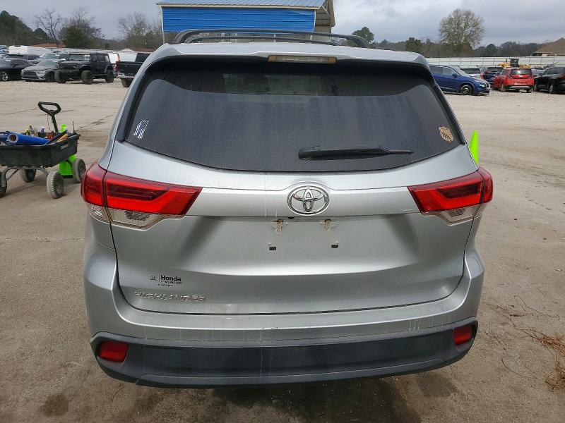 Photo 6 from auction – 2018 TOYOTA HIGHLANDER with VIN 5TDZZRFHXJS265814
