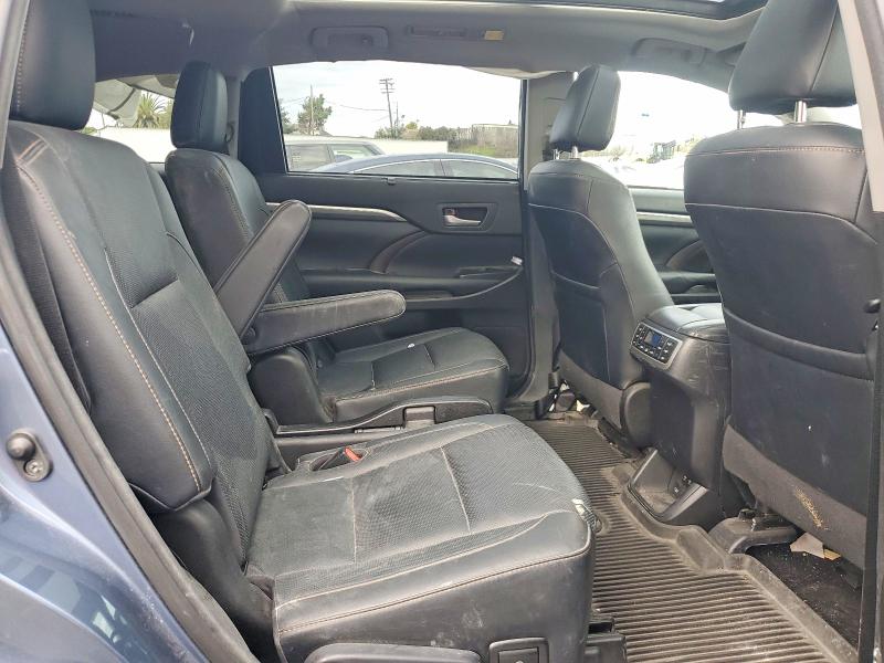 Photo 11 from auction – 2018 TOYOTA HIGHLANDER with VIN 5TDDGRFH6JS041035