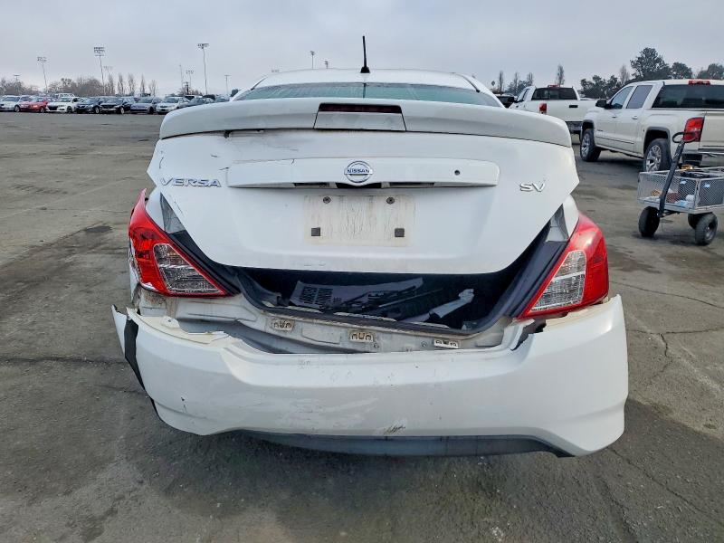 Foto 6 de la subasta – 2018 NISSAN VERSA S con VIN 3N1CN7AP1JL810277