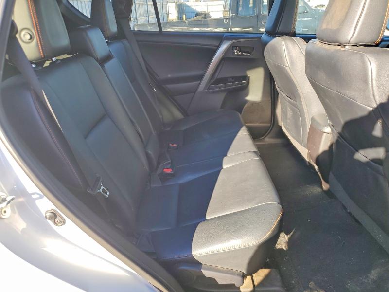 Photo 10 from auction – 2018 TOYOTA RAV4 with VIN 2T3NFREV7JW449072
