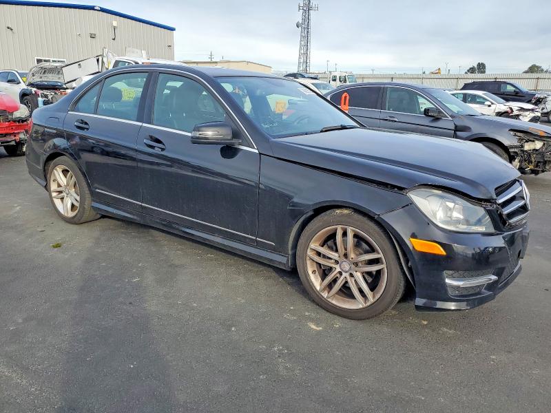 Photo 4 from auction – 2014 MERCEDES-BENZ C with VIN WDDGF4HB8EA964766