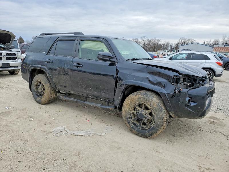 Photo 4 from auction – 2018 TOYOTA 4RUNNER SR with VIN JTEBU5JR0J5485893
