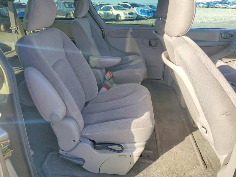Photo 10 from auction – 2002 CHRYSLER TOWN & COU with VIN 2C8GP74L82R620013