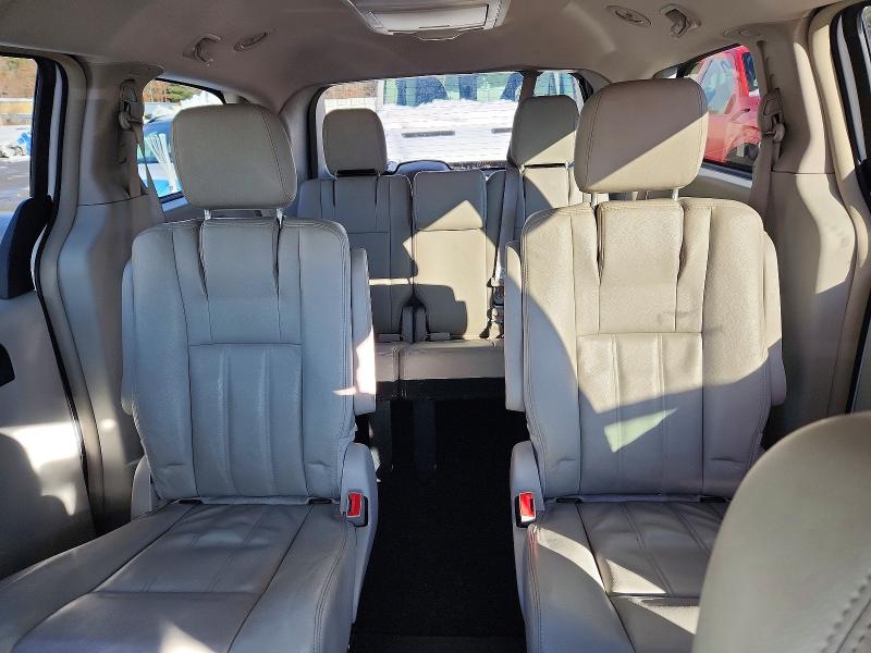 Photo 10 from auction – 2015 CHRYSLER TOWN & COU with VIN 2C4RC1AG1FR676665