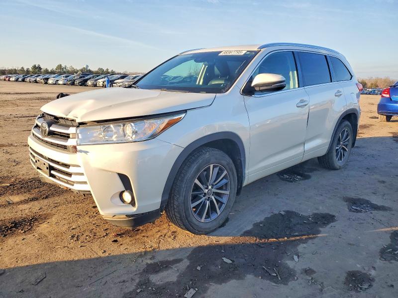 TOYOTA HIGHLANDER 2018 with VIN 5TDJZRFH1JS555758 - Photo from auction