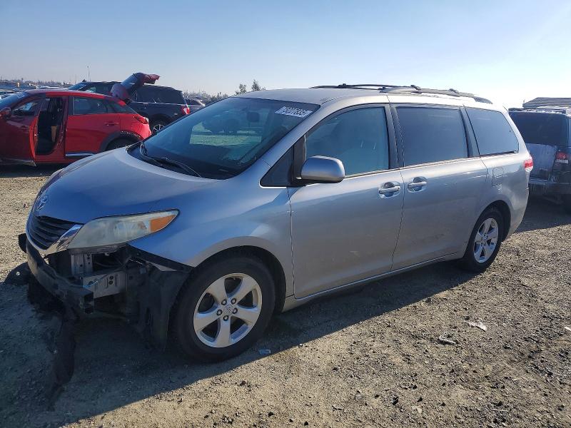 TOYOTA SIENNA LE 2011 con VIN 5TDKK3DC6BS033593 - Foto de la subasta
