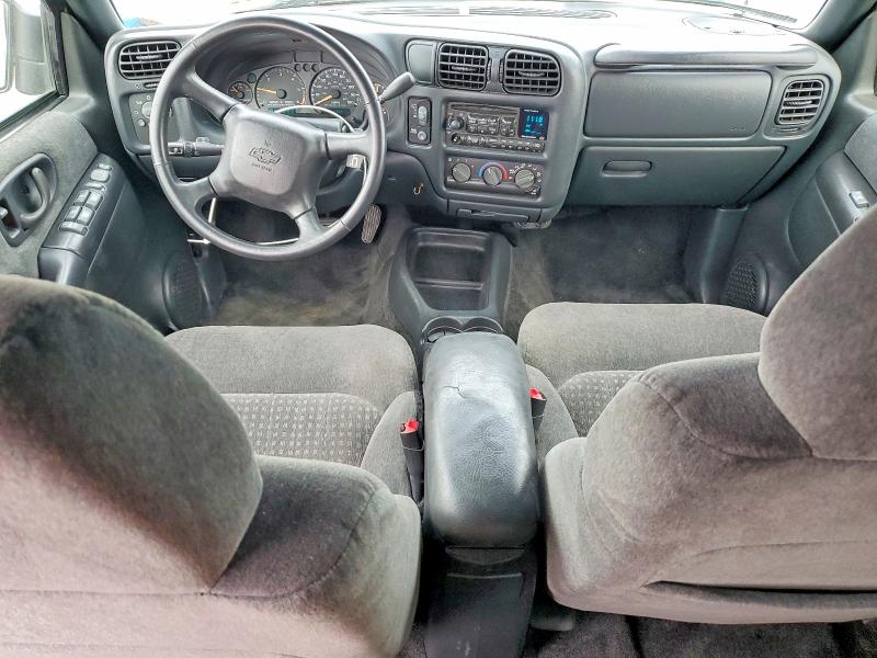 Photo 8 from auction – 2002 CHEVROLET BLAZER with VIN 1GNCS13W72K143670