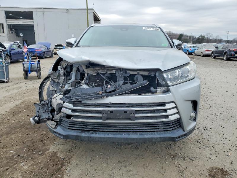 Photo 5 from auction – 2017 TOYOTA HIGHLANDER with VIN 5TDDZRFH4HS412228
